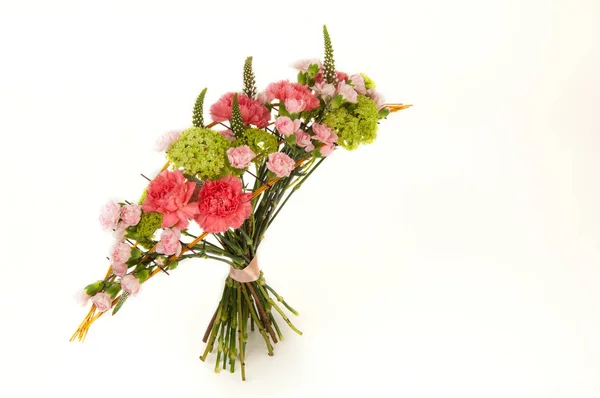 Een boeket bloemen op een witte achtergrond — Stockfoto