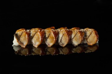 Siyah arka planda suşi