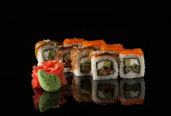 Sushi su sfondo nero — Foto Stock
