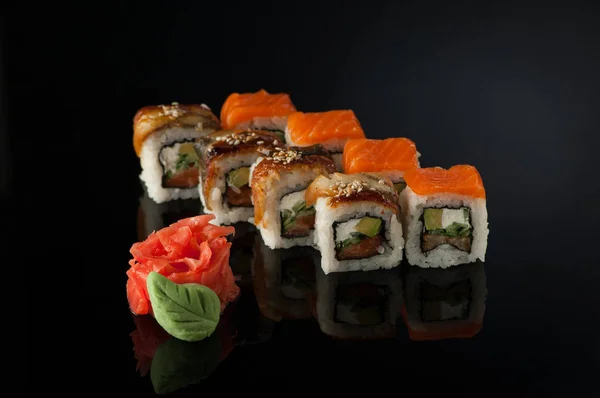Sushi på svart bakgrund — Stockfoto