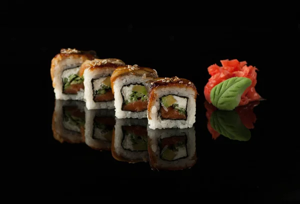 Sushi på svart bakgrund — Stockfoto