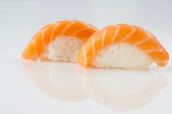Sushi på vit bakgrund — Stockfoto