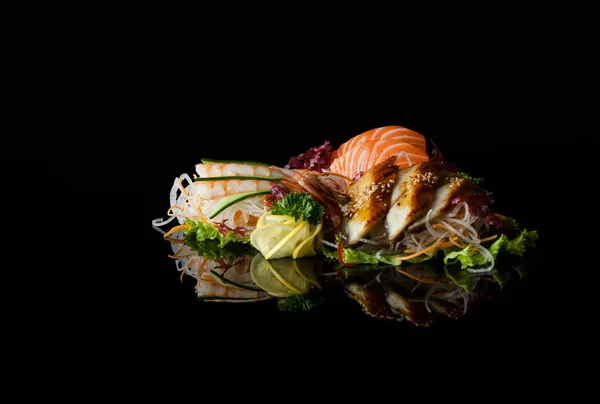 Sushi på svart bakgrund — Stockfoto