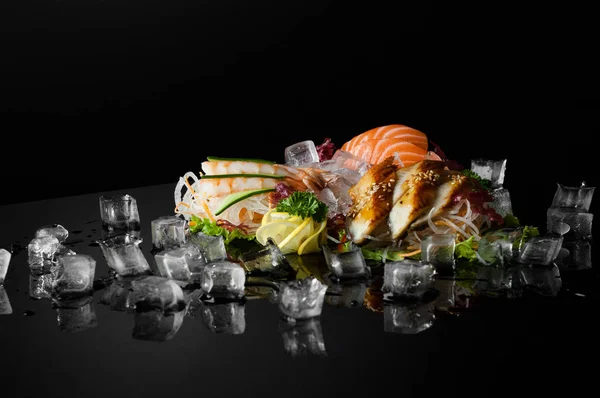 Sushi na černém pozadí — Stock fotografie