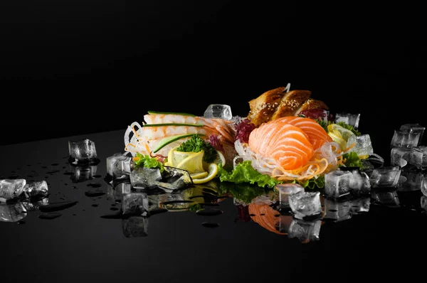 Sushi sur fond noir — Photo