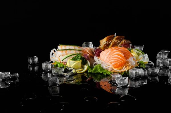 Sushi na černém pozadí — Stock fotografie