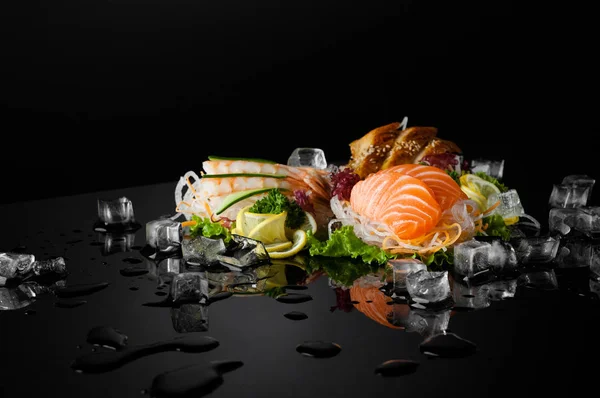 Sushi sur fond noir — Photo