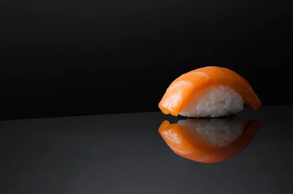 Sushi på svart bakgrund — Stockfoto