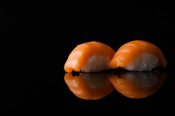 Sushi på svart bakgrund — Stockfoto