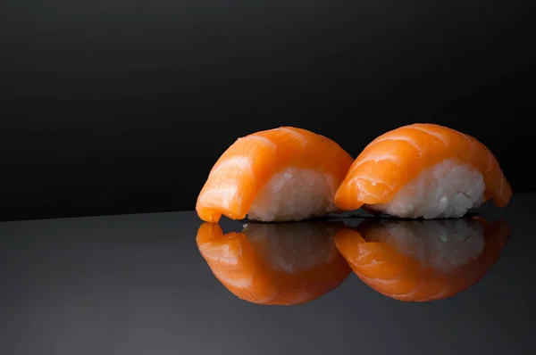 Sushi su sfondo nero — Foto Stock