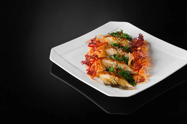 Sushi v talíř na černém pozadí — Stock fotografie