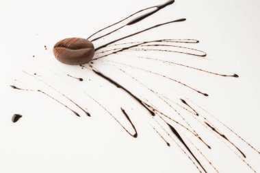 beyaz arkaplanda pasta