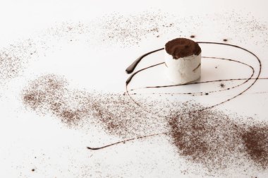 beyaz arkaplanda pasta