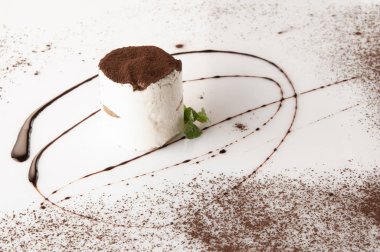 beyaz arkaplanda pasta