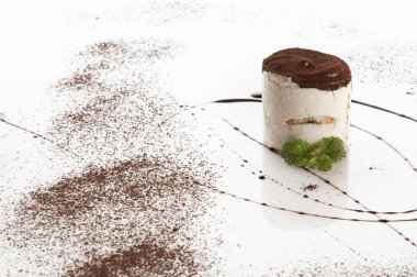 beyaz arkaplanda pasta