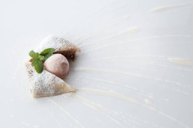 beyaz arkaplanda pasta