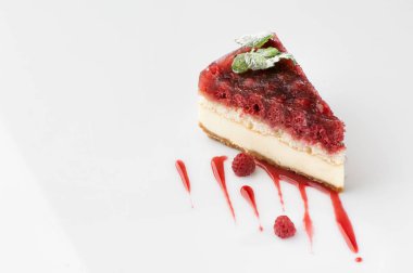 beyaz arkaplanda pasta