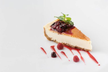 beyaz arkaplanda pasta