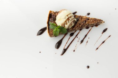 beyaz arkaplanda pasta