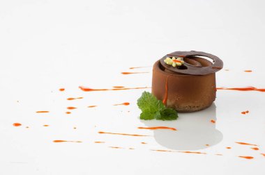 beyaz arkaplanda pasta