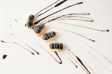 beyaz arkaplanda pasta