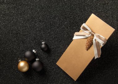 Kitapçık kum üzerinde bir Noel ağacı oyuncakla