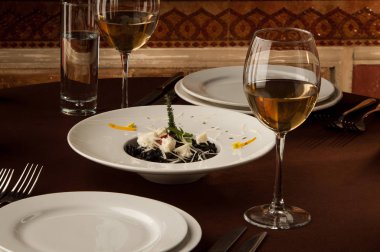 Tablo gözlük ile görev yaptı.