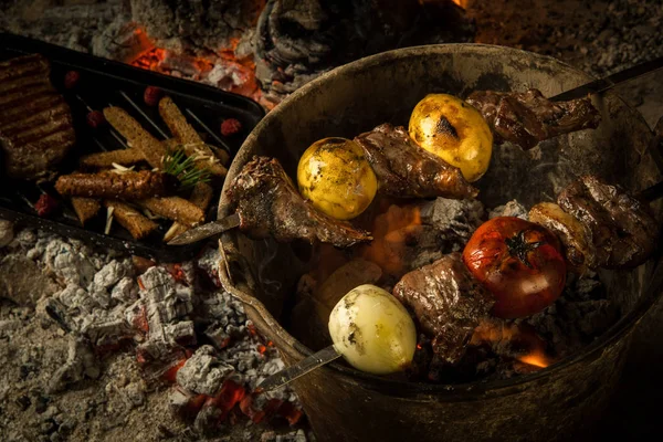 A dish on cold coals — Stock Photo, Image