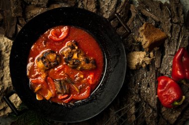 Ağaç kabuğu üzerinde çanak