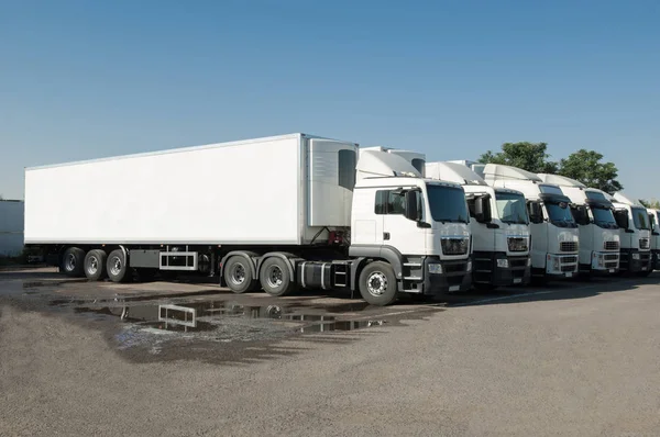 Lastwagen stehen hintereinander auf dem Parkplatz — Stockfoto