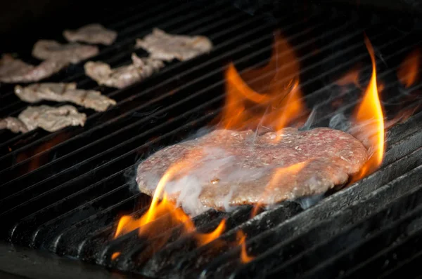 グリルで焼ける肉 — ストック写真