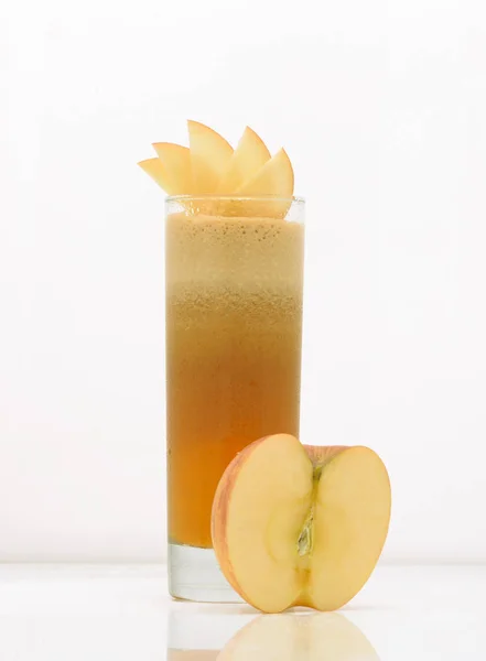 과일 음료 한 잔에 — 스톡 사진