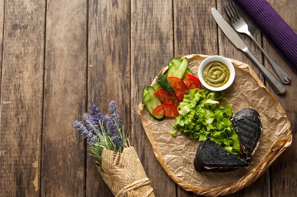 Sandwich auf Holzoberfläche — Stockfoto