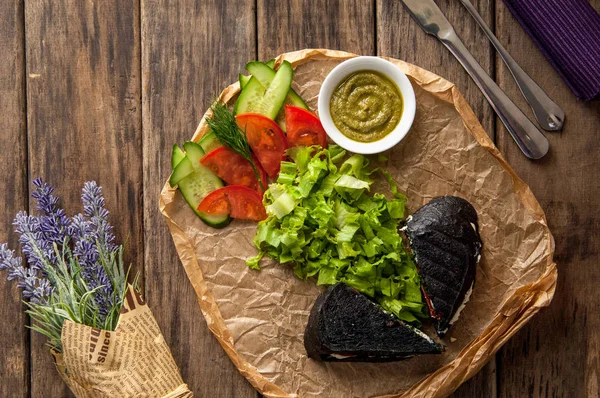 Sandwich auf Holzoberfläche — Stockfoto