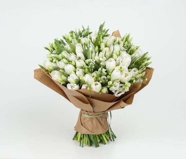 Bouquet de fleurs sur fond blanc — Photo