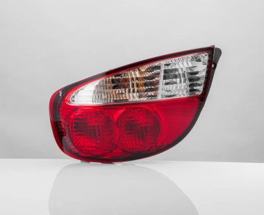 yansıması ile beyaz arka plan üzerinde bir araba Far