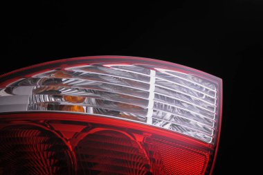 siyah bir arka plan üzerinde bir araba Far