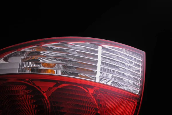 siyah bir arka plan üzerinde bir araba Far