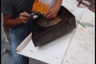 metal bir plaka üzerinde oyma