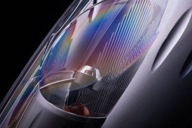 siyah bir arka plan üzerinde bir araba Far