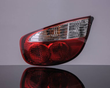 siyah bir arka plan üzerinde bir araba Far