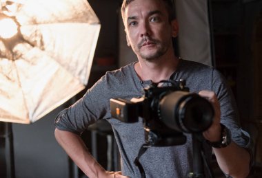 fotoğraf stüdyosunda çekim süreci