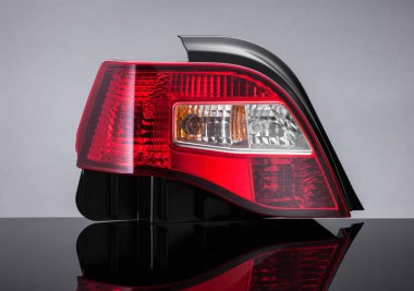 siyah bir arka plan üzerinde bir araba Far