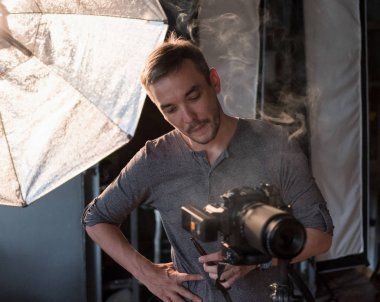 fotoğraf stüdyosunda çekim süreci