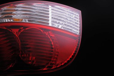 siyah bir arka plan üzerinde bir araba Far