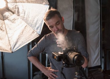 fotoğraf stüdyosunda çekim süreci