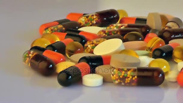 Medische pillen en capsules — Stockvideo