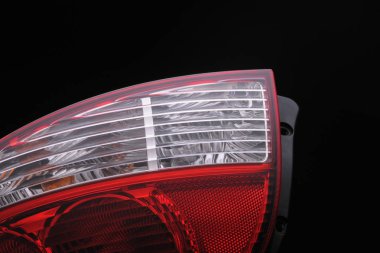 siyah bir arka plan üzerinde bir araba Far