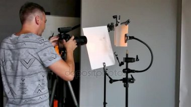 bir fotoğraf studio çalışma sürecinde genç bir fotoğrafçı. istenmeyen fotoğraf