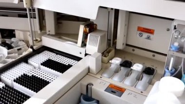 Modern tıbbi cihazlar, otomatik olarak biyokimyasal analiz. Kapalı. Kamera hareketi yönünde